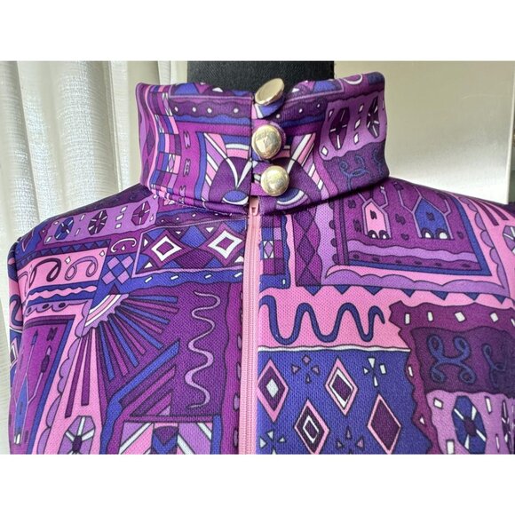 Vintage 70s dress, purple pink MOD pattern, convertible collar, knee-length long - Picture 9 of 9